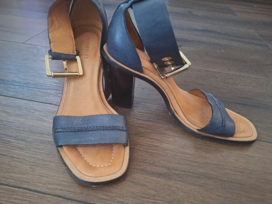 Sandale whistles