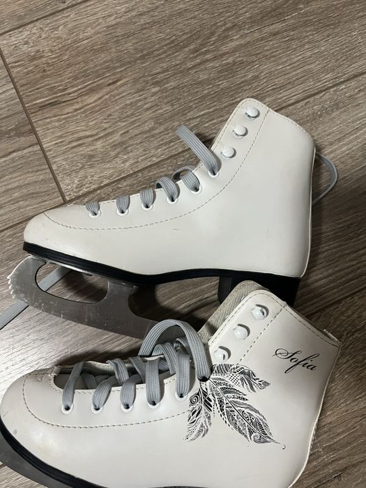 Продам коньки в отличном состоянии размер 35