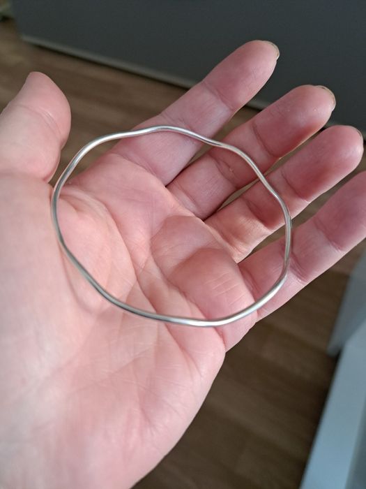 Твърда дамска сребърна гривна