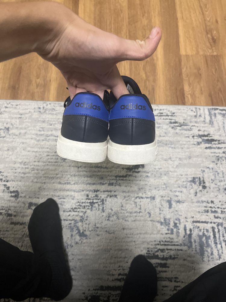 Обувки на Adidas