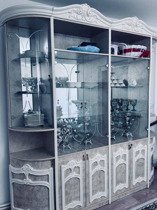 Стенный гарнитур сатылады.