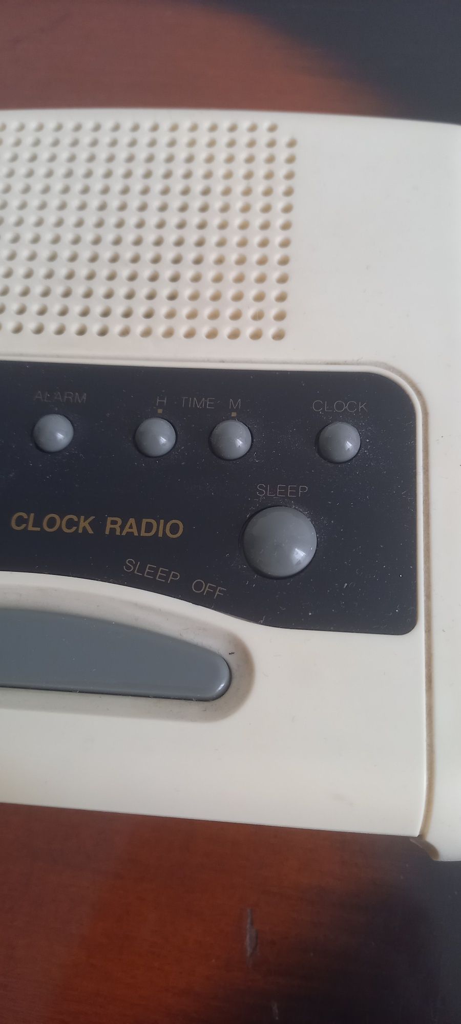 Настолен часовник с радио.