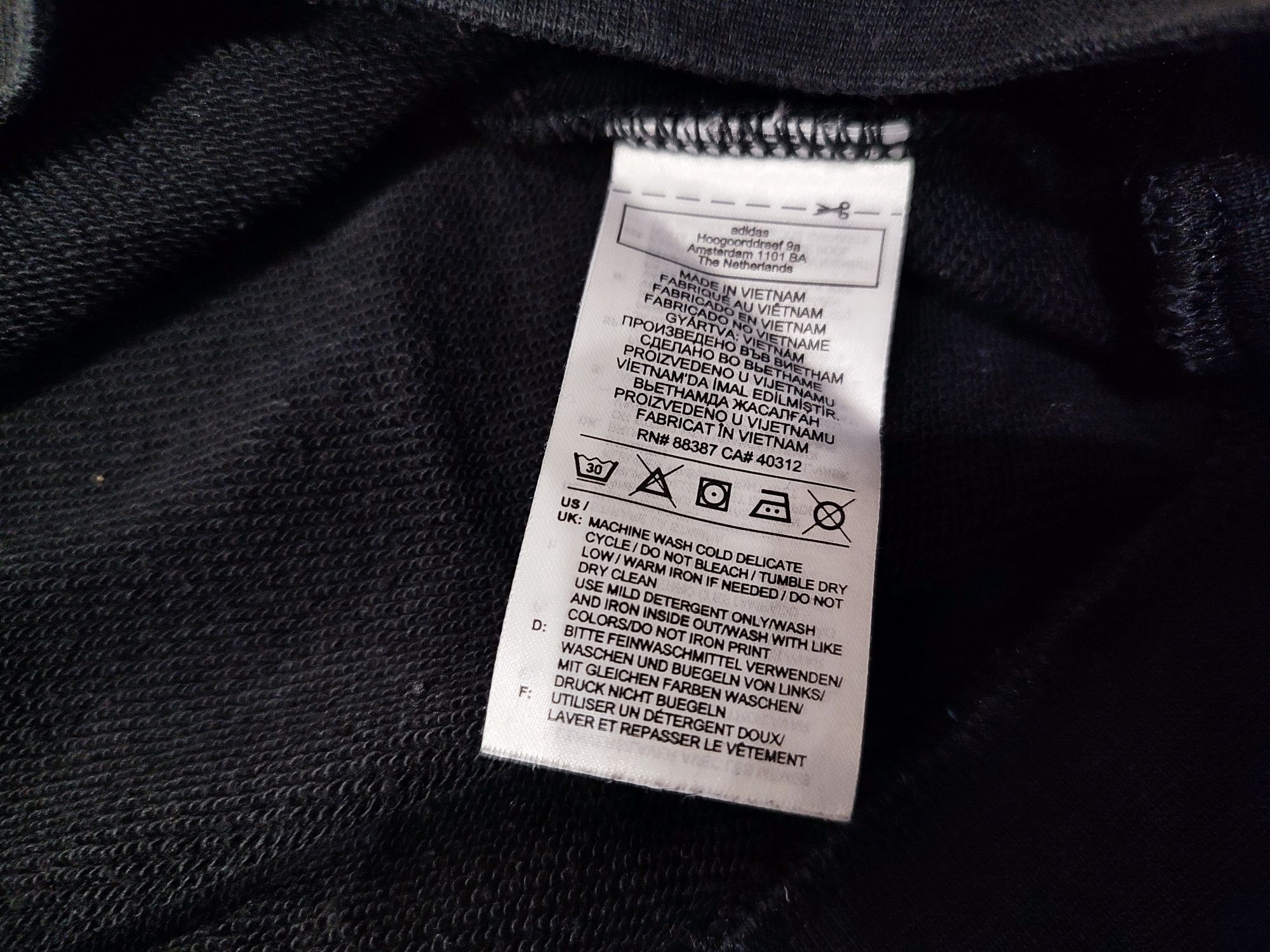 Adidas черна ватирана блуза размер 9-10 годишни