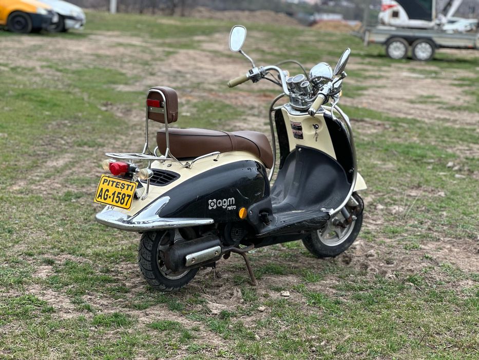 Vand scuter marca AGM model Retro motor 49 cc