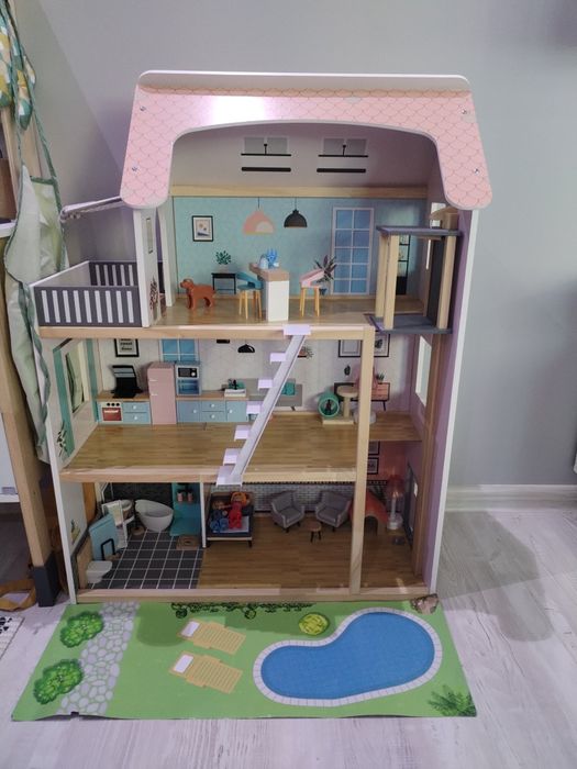 Детска дървена къща за кукли.