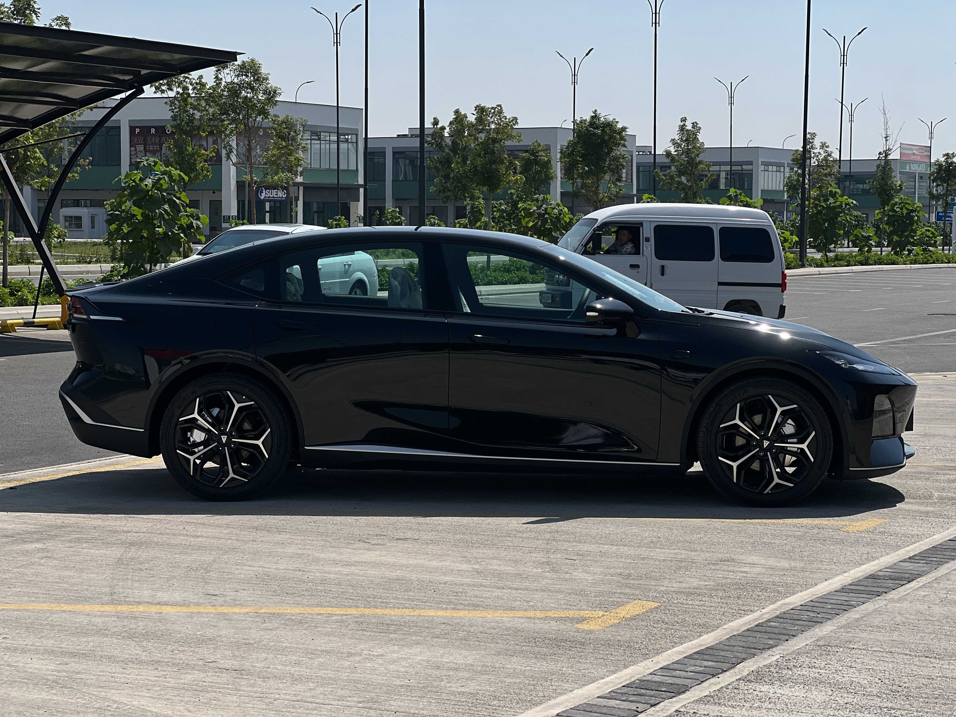 BYD o'rniga Italiyancha dizaynga ega Deepal SL03, rasmiy dilerdan 2024