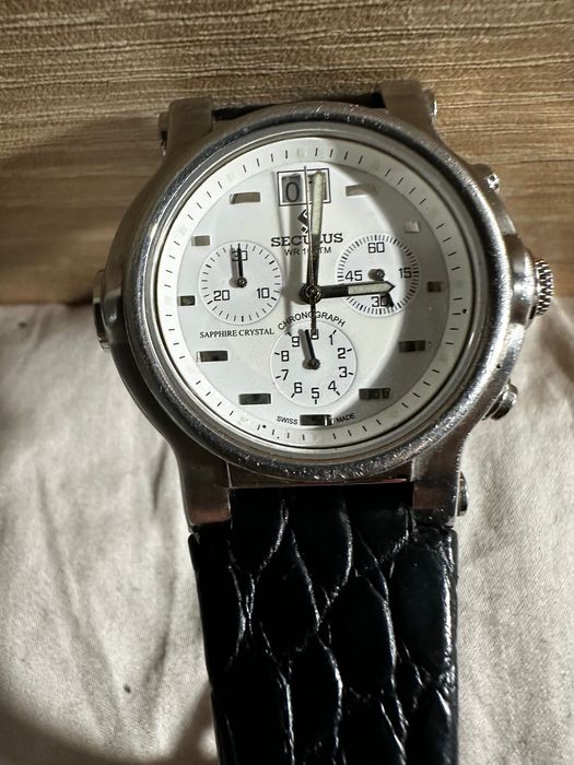 Швейцарски часовник Seculus.