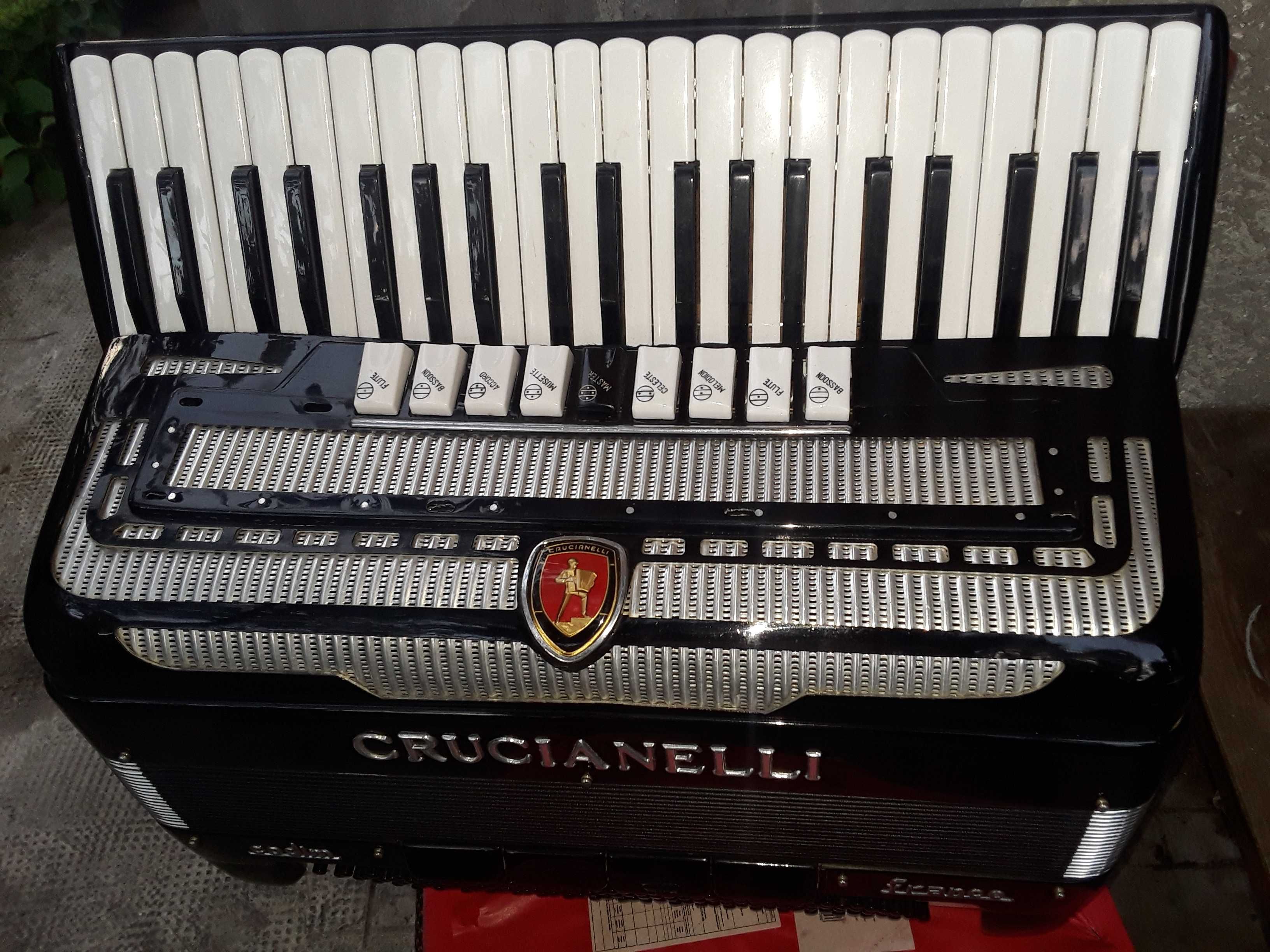 Vīnd acordeon italian grif B pentru conservator 120 basi și pt midi.