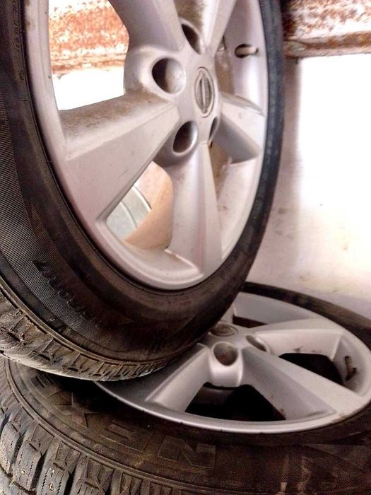 Продам шипованную резину  на дисках 215/60 R17