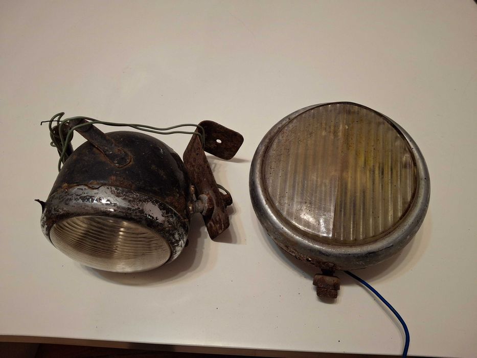 Два стари фара за ретро мотоциклет или друго превозно средство