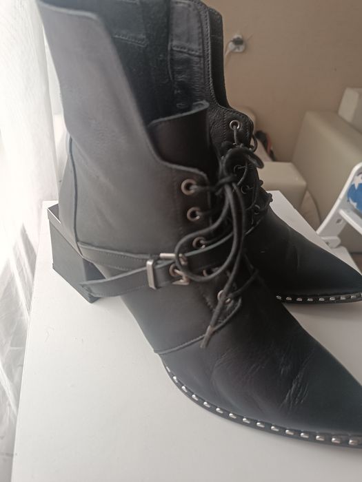 Продам женские ботинки