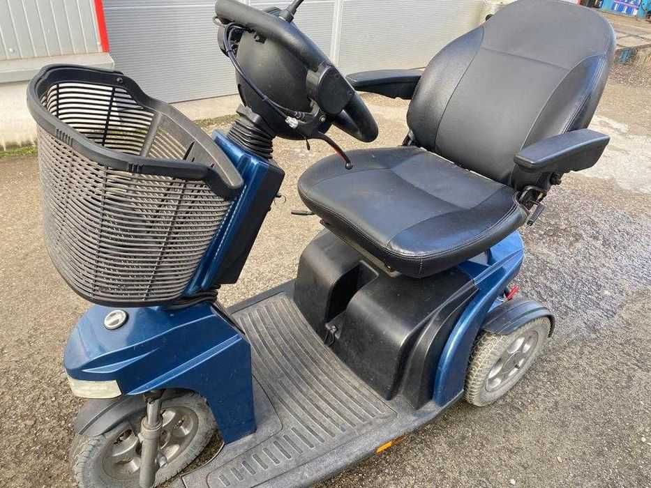 Vand tricicleta si scaun electric pentru persoane cu dizabilități