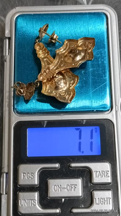 Vind cercei vintage din aur cu email