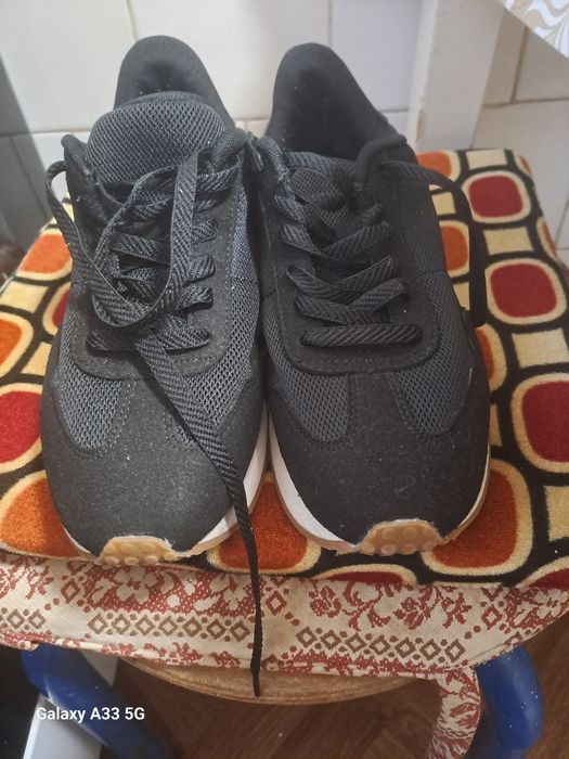 Vând  Adidași femei