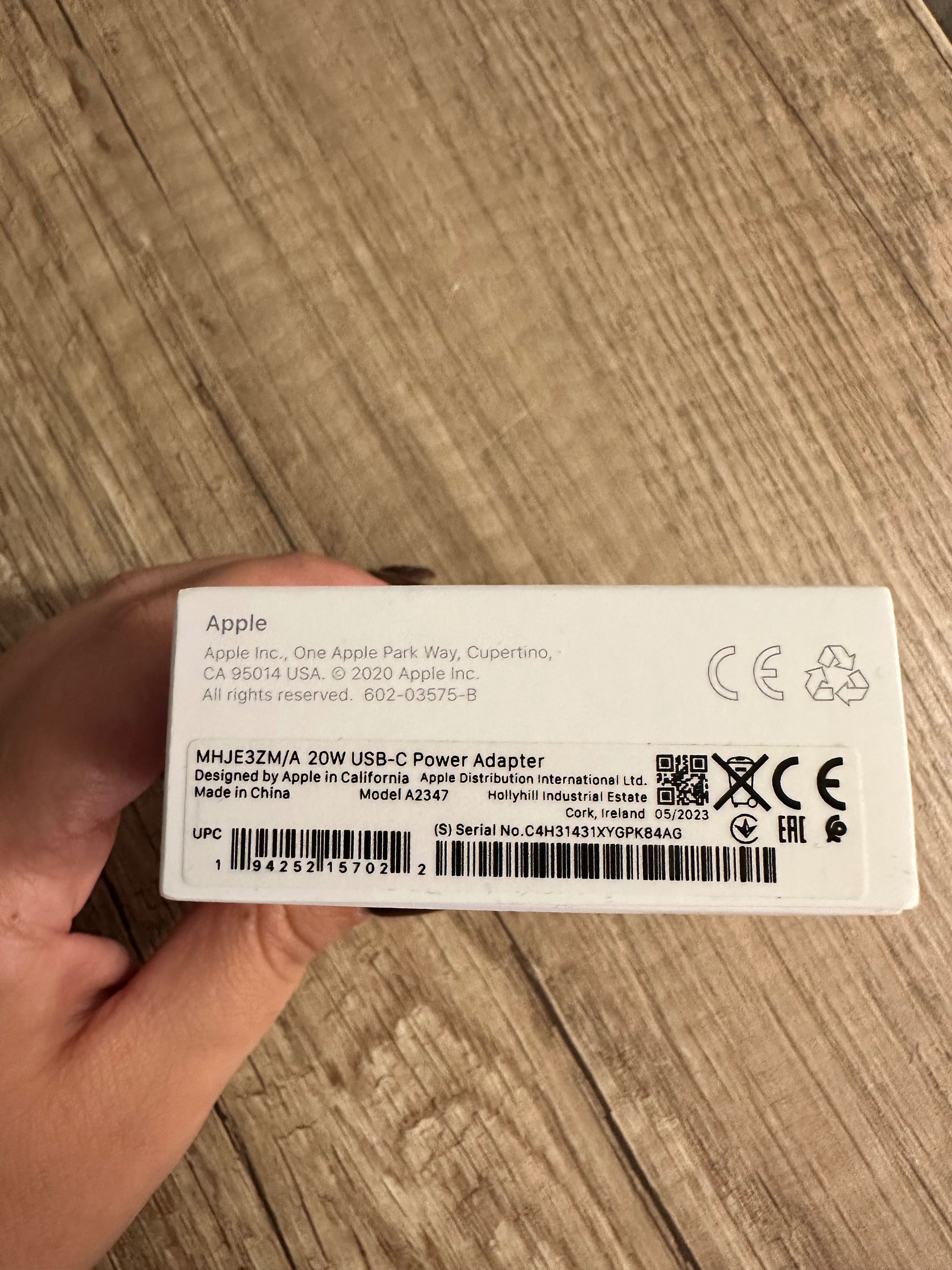 Оригинален Apple адаптер за телефон, таблет или часовник.