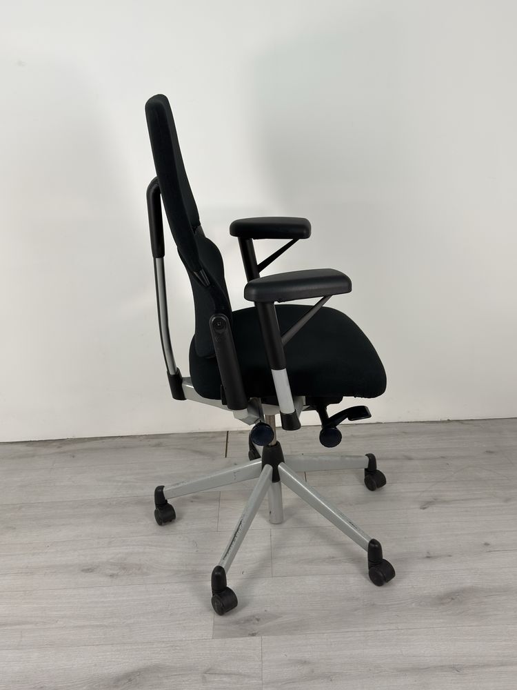 Ергономичен офис стол Steelcase Please V1 има две отделни облегалки,