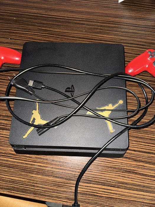 Vand ps 4 slim 1 tb negru cu 2 manete