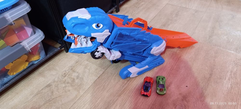 Продавам камион дино