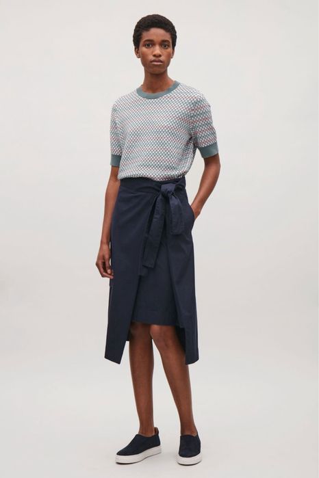 COS топ с къс ръкав