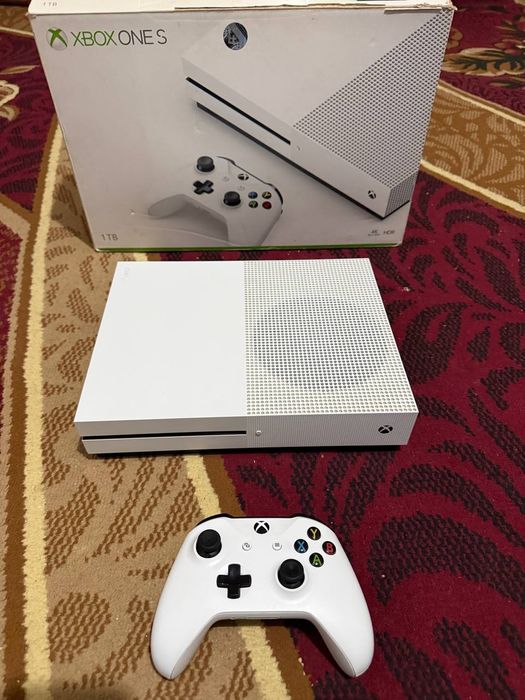 Продам Xbox series s 2 джойстик и игры  и Xbox one S 1 тб без игры
