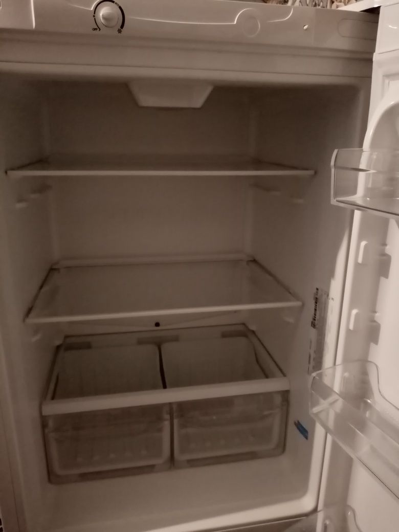Продам холодильник Индезит. Б/у 1год