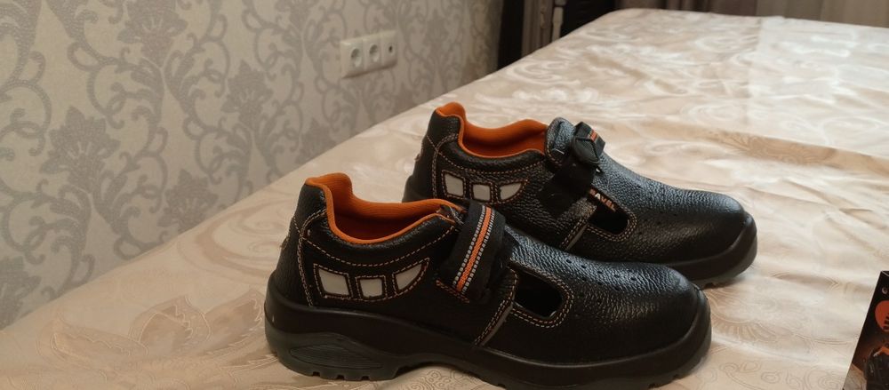 Продам  новые кожаные ботинки рабочие 42 размер .