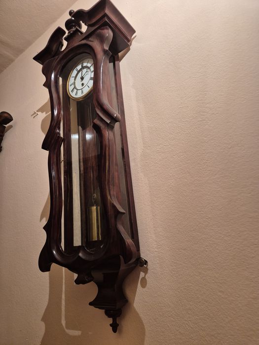 Pendula de perete cu o greutate