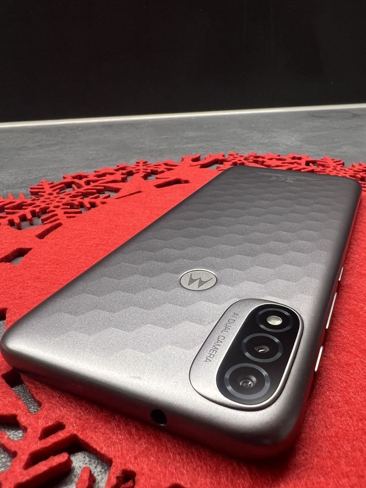 Смартфон Motorola Moto E20, 32GB, 2GB RAM, 4G, Graphite Grey