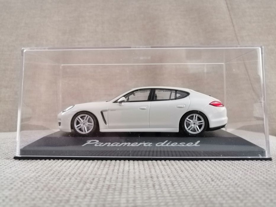 Vand machete Porsche Panamera MK1(gen I) alb, gri și negru, 1/43