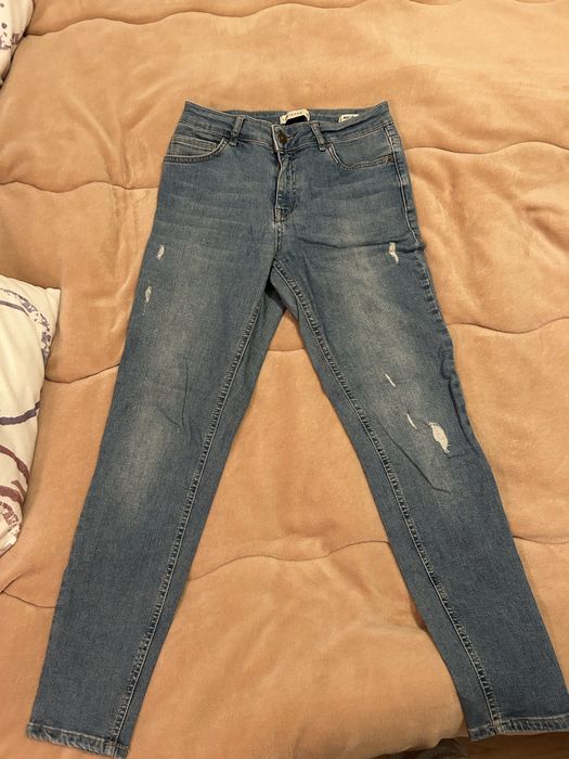 Различни сини дънки