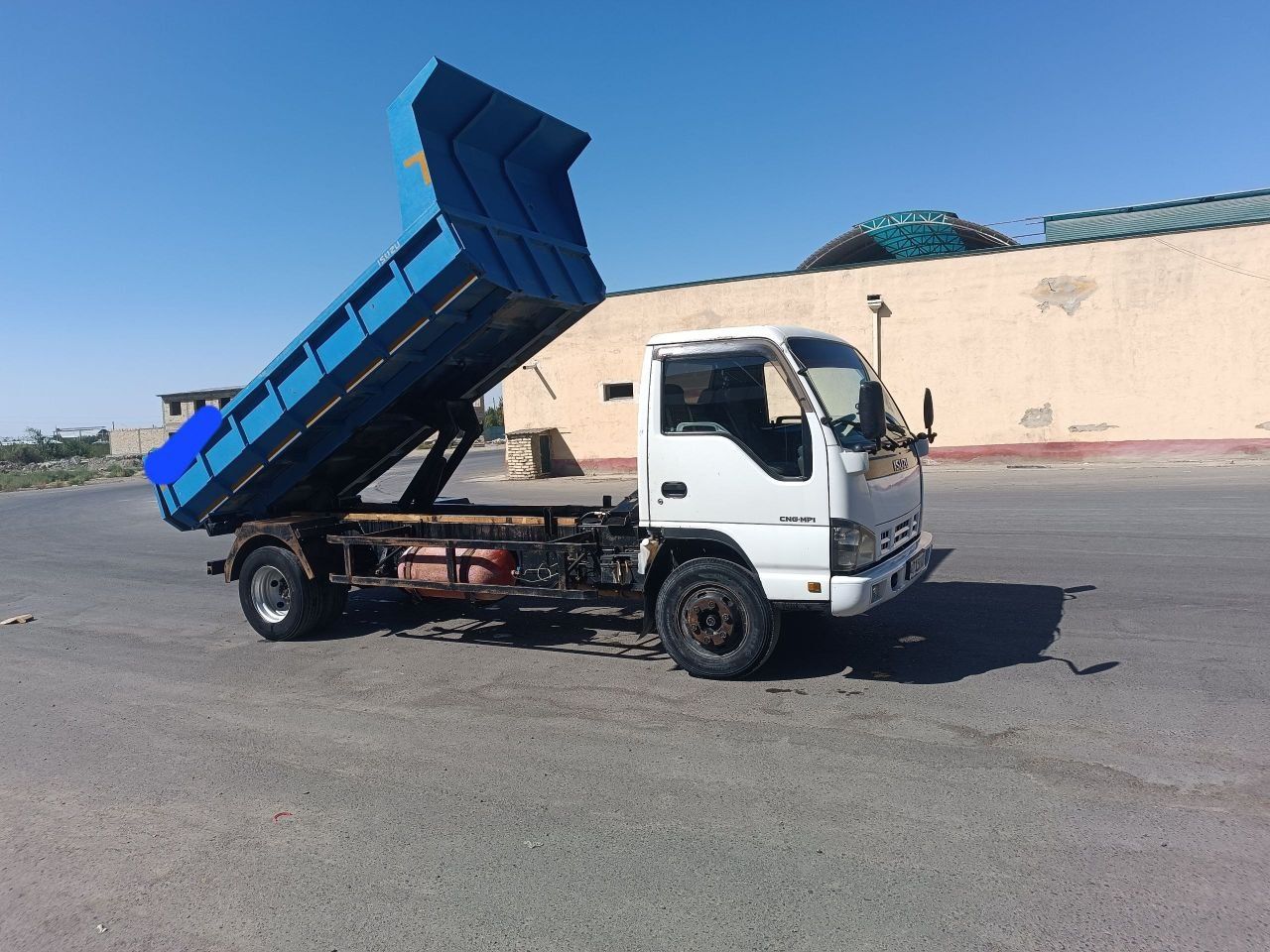 Isuzu samosval sotiladi
