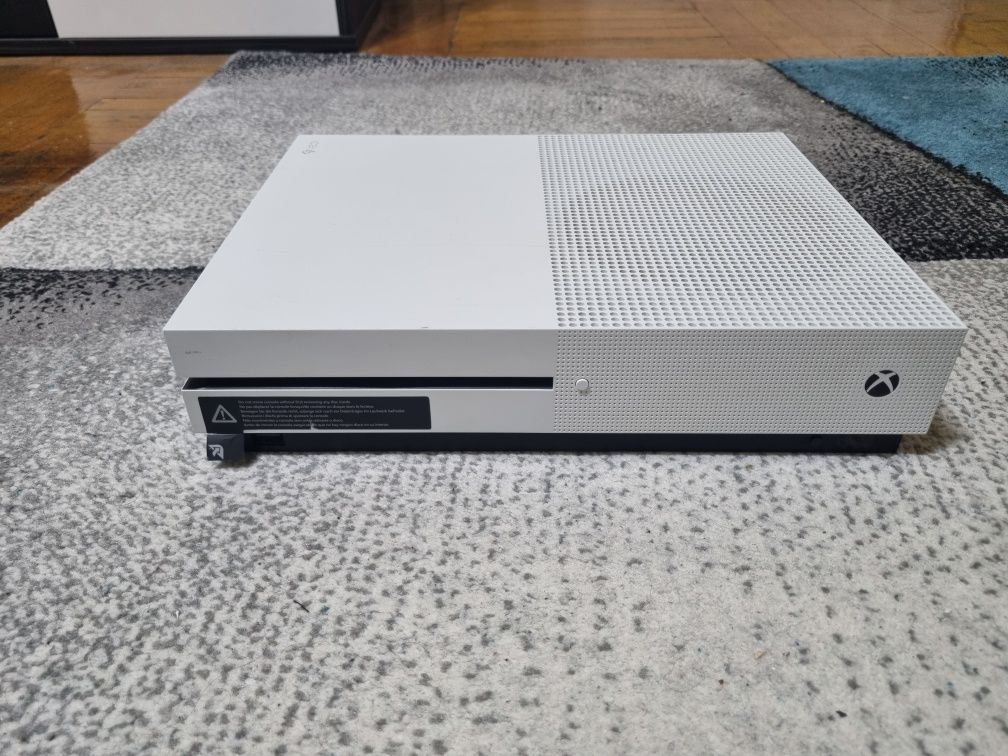 Vând Xbox one S.