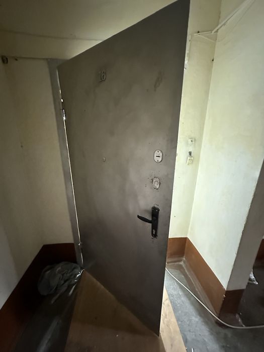 Продам железную дверь 2м на 1 м