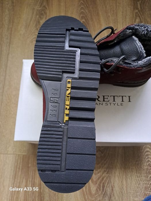 Vand ghete din piele naturala nabuc ( mată ) pentru bărbați.
Marime: 4