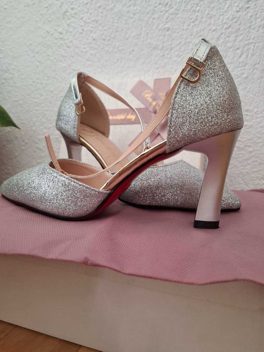 Обувки с тънък ток