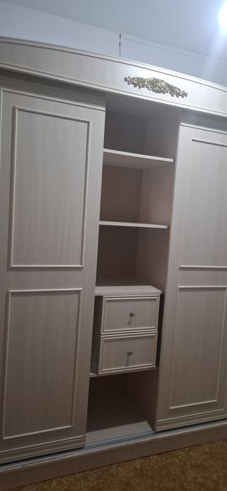 Шкаф плательный с полками