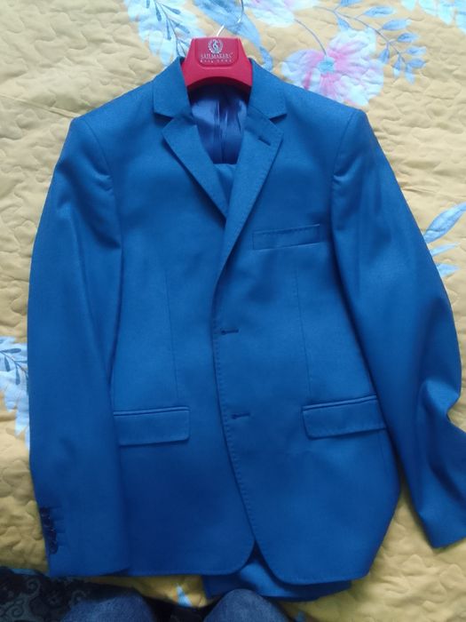 Продам костюм приталенный