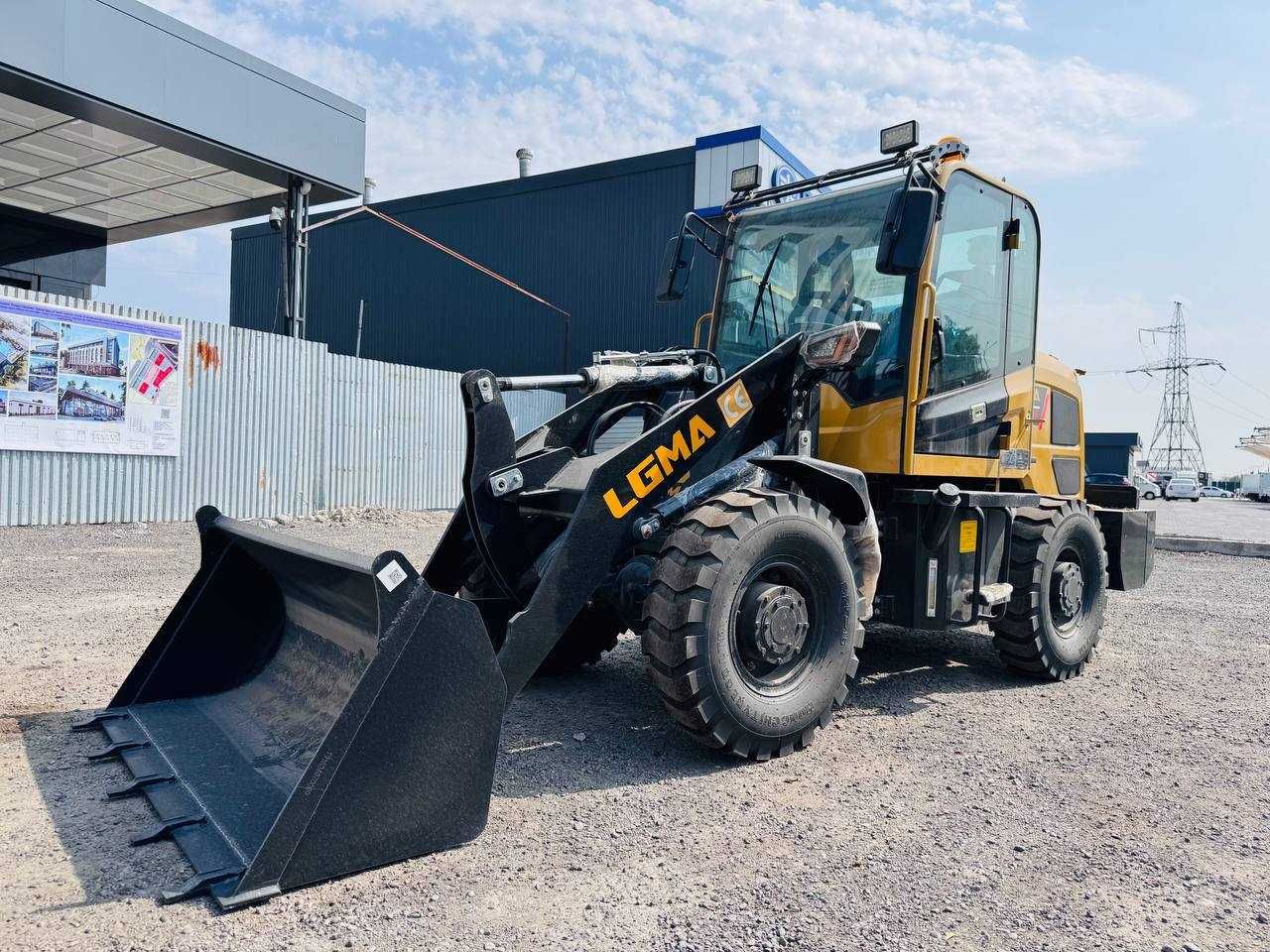 Фронтальный мини погрузчик от завода Lugong LM916 0.5 кубов