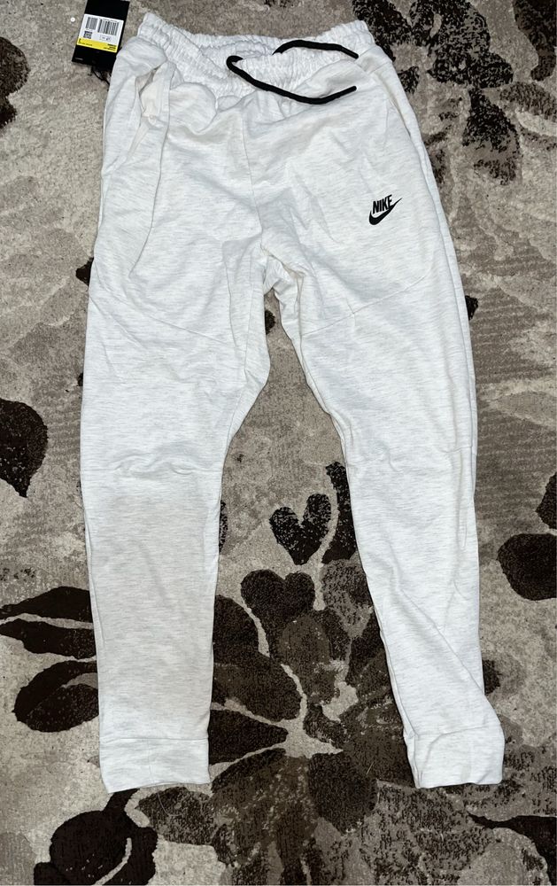 Hanorac si pantaloni Nike Tech Fleece alb marimea S