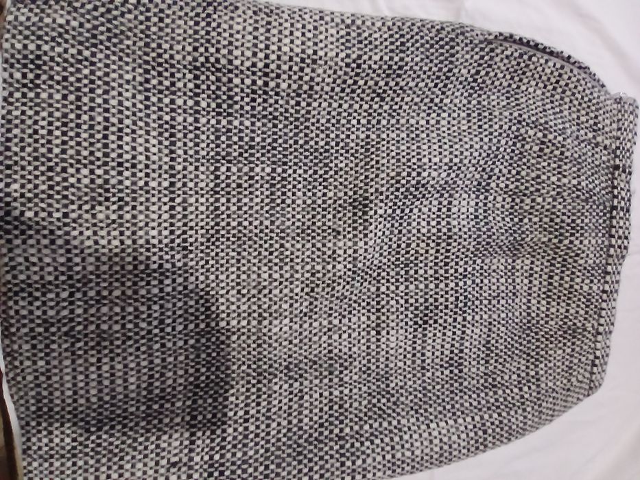 Două fuste din stofă pentru sezonul rece,40 de roni bucata.