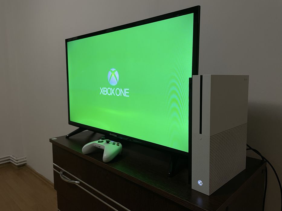 Xbox One S,1T spațiu de sticare ,doua manete plus jocuri