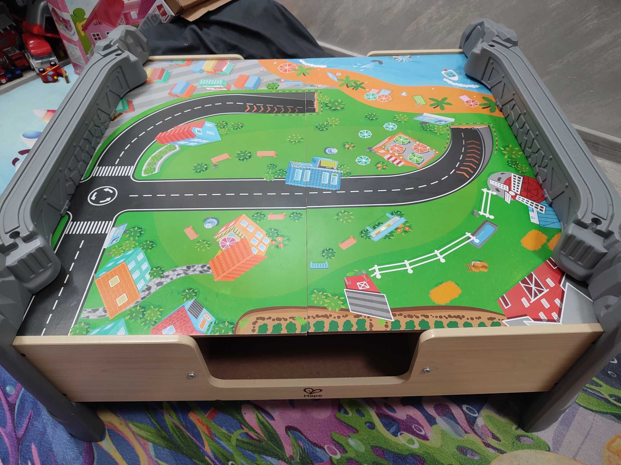 Игрален комплект Hape - Дървена влакова композиция с маса