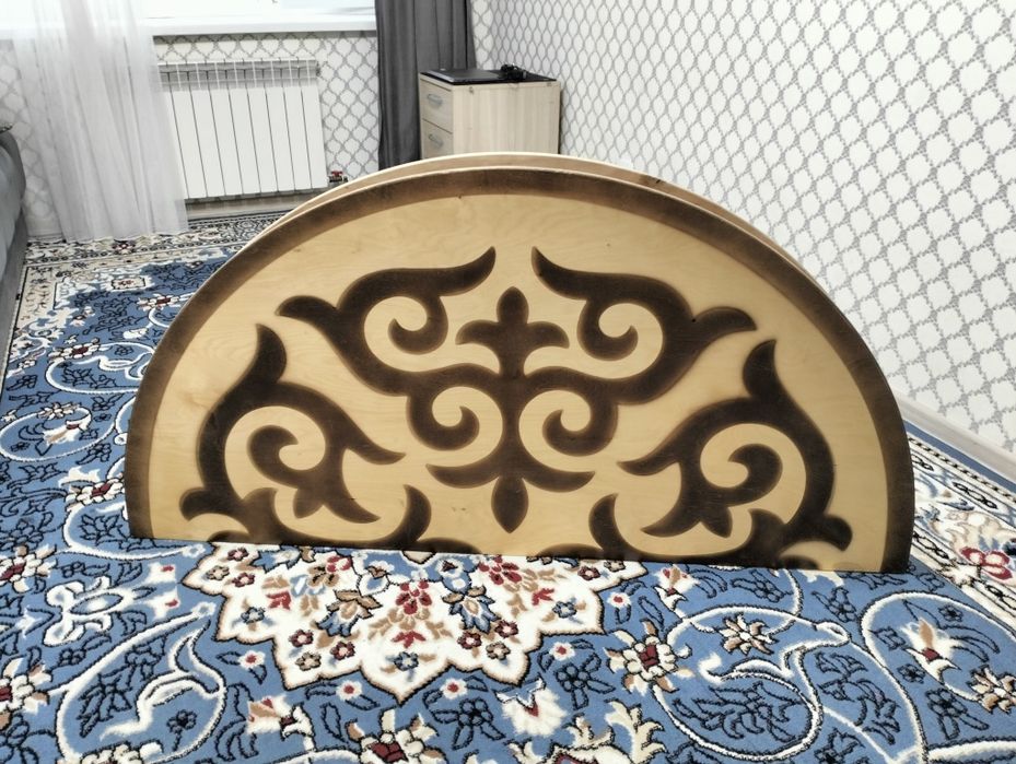 Стол круглый с орнаментом