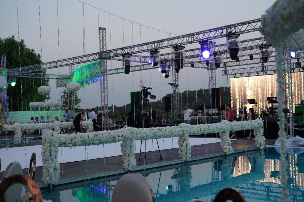 ecran led scena lumini fum greu decor mese scaune washington