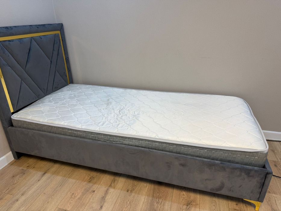 Продам кровать однаспальная 90*200 см с матрасом, темно мерый,