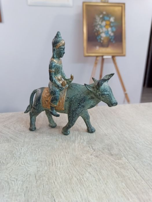 Статуетката изобразява Бог Яма (Владетелят на Правосъдието),