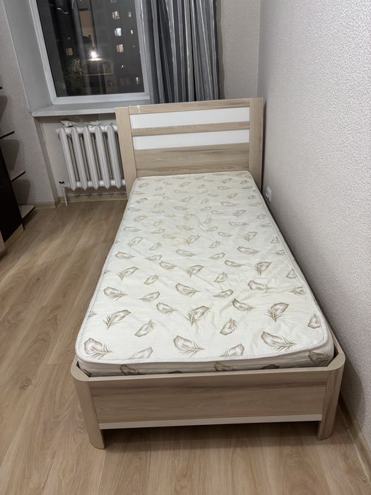 Кровать с матрасом