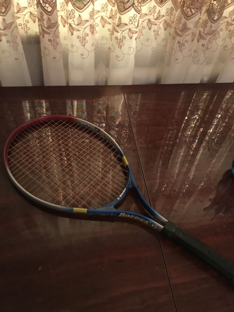 Теннисная ракетка, почти новая