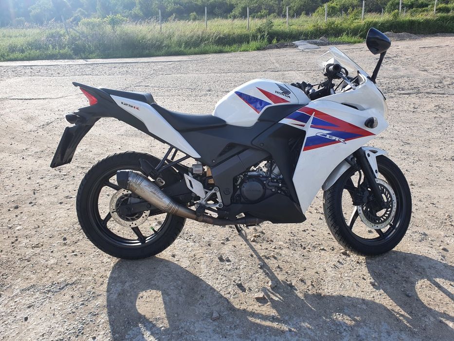 Vând Honda CBR 125R categoria  A1
An 2005 
Stare bună 
Întreținut : sc