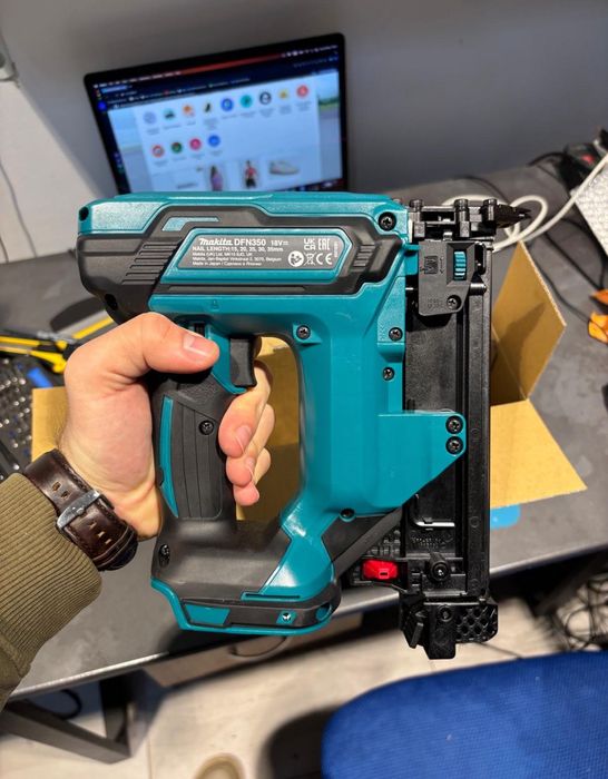 Pistol pentru bătut cuie Makita DFN350